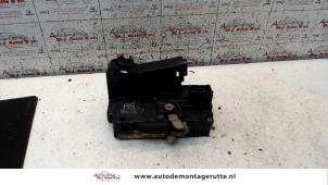 O82880 Gebruikte slotmechaniek portier 4deurs links-voor Opel Astra