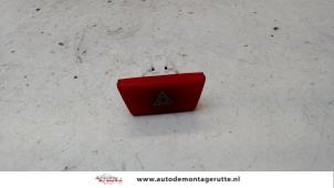 O104463 Gebruikte paniekverlichtings schakelaar Peugeot 107