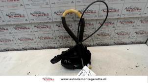 O82450 Gebruikte slotmechaniek portier 2deurs links Nissan Micra