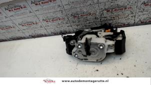 O82762 Gebruikte slotmechaniek portier 2deurs rechts Mitsubishi Colt
