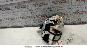 O83447 Gebruikte slotmechaniek portier 4deurs links-achter Mitsubishi Lancer