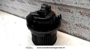 O130169 Gebruikte kachel ventilatiemotor Peugeot 108