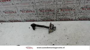 O77259 Gebruikte deurvanger 2deurs links Peugeot 107