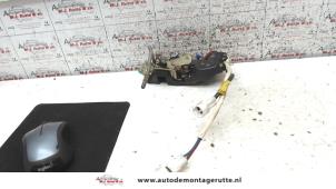 O82571 Gebruikte portierslot mechaniek 2deurs links Suzuki Swift