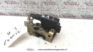 O83368 Gebruikte slotmechaniek portier 4deurs links-achter Dacia Logan