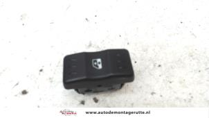 O107483 Gebruikte schakelaar elektrisch raam Dacia Logan