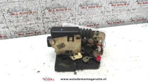 O83010 Gebruikte portierslot mechaniek 4deurs links-voor Dacia Logan