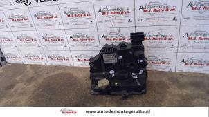 O82896 Gebruikte slotmechaniek portier 4deurs links-voor Opel Corsa