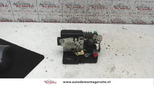O83011 Gebruikte portierslot mechaniek 4deurs links-voor Dacia Logan