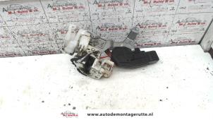O83502 Gebruikte portierslot mechaniek 4deurs links-achter Toyota Aygo