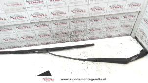 O119305 Gebruikte ruitenwisserarm voor Mitsubishi Colt