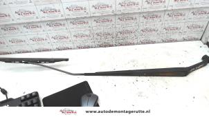 O119306 Gebruikte ruitenwisserarm voor Mitsubishi Colt