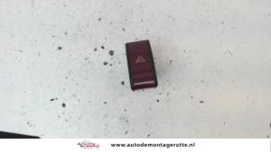 O104084 Gebruikte paniekverlichtings schakelaar Opel Tigra