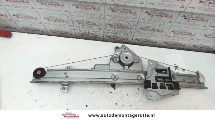 Ruitmechaniek 4Deurs rechts-achter van een Mitsubishi Grandis (NA) 2.4 16V MIVEC 2004