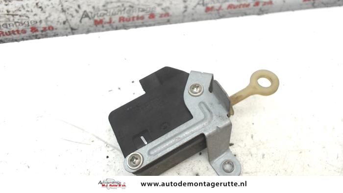 Centrale deurvergrendelingsmotor van een Toyota Aygo (B10) 1.0 12V VVT-i 2005