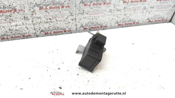 Centrale deurvergrendelingsmotor van een Toyota Aygo (B10) 1.0 12V VVT-i 2005