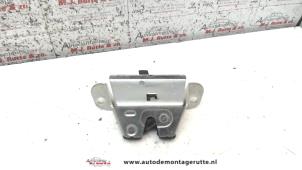 O92037 Gebruikte slotmechaniek achterklep Toyota Aygo