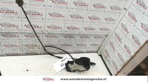 O82451 Gebruikte slotmechaniek portier 2deurs links Nissan Micra
