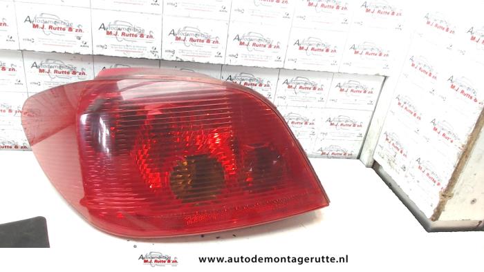 Gebruikte Achterlicht links Peugeot 307 O93654