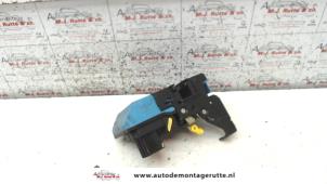 O82737 Gebruikte slotmechaniek portier 2deurs rechts Peugeot 106