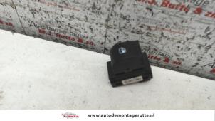 O107400 Gebruikte schakelaar elektrisch raam Fiat Punto Evo