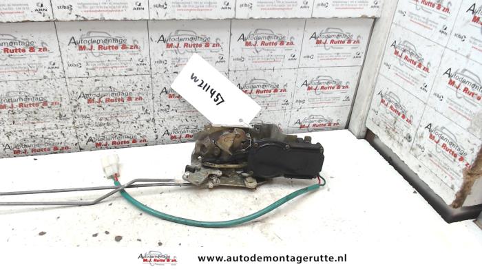 Gebruikte Slotmechaniek Portier 4Deurs links-voor Mazda Demio O82998