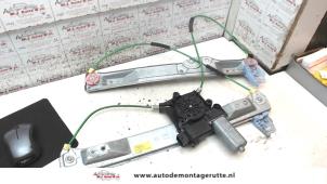 O77569 Gebruikte ruitmechaniek 2deurs links-voor Opel Corsa