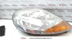 O74280 Gebruikte rechter koplamp Renault Trafic