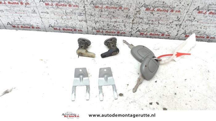 Portierslot Cilinder links van een Renault Twingo (C06) 1.2 16V 2001