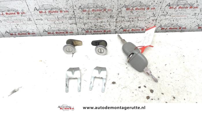 Portierslot Cilinder links van een Renault Twingo (C06) 1.2 16V 2001