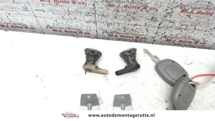 Portierslot Cilinder links van een Renault Twingo (C06) 1.2 16V 2001