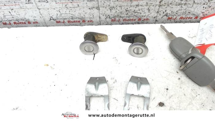 Portierslot Cilinder links van een Renault Twingo (C06) 1.2 16V 2001