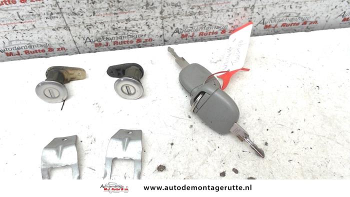 Portierslot Cilinder links van een Renault Twingo (C06) 1.2 16V 2001