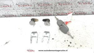 O81681 Gebruikte deurslot cilinder links Renault Twingo