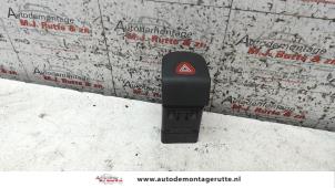 Gebruikte Alarmlicht Schakelaar Renault Kangoo Express (FC) 1.9 D 65 Prijs op aanvraag aangeboden door Autodemontage M.J. Rutte B.V.