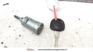 O114063 Gebruikte sleutel+contactslot Opel Agila