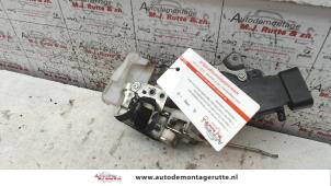 O83264 Gebruikte slotmechaniek portier 4deurs links-voor Toyota Aygo