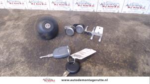 O81685 Gebruikte deurslot cilinder links Renault Twingo