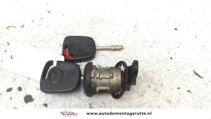 O81510 Gebruikte portierslot cilinder links Mazda 121