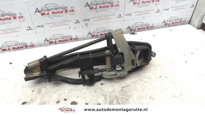 Portiergreep 4Deurs rechts-voor van een BMW 3 serie (E46/4) 318d 16V 2003