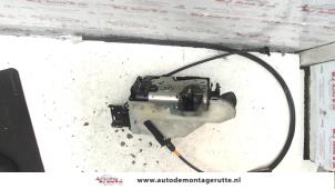 O82500 Gebruikte portierslot mechaniek 2deurs links Peugeot 207