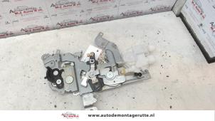 O77307 Gebruikte schuifdeur slotmechaniek links Mazda 5.