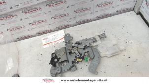 O77479 Gebruikte schuifdeur slotmechaniek rechts Mazda 5.