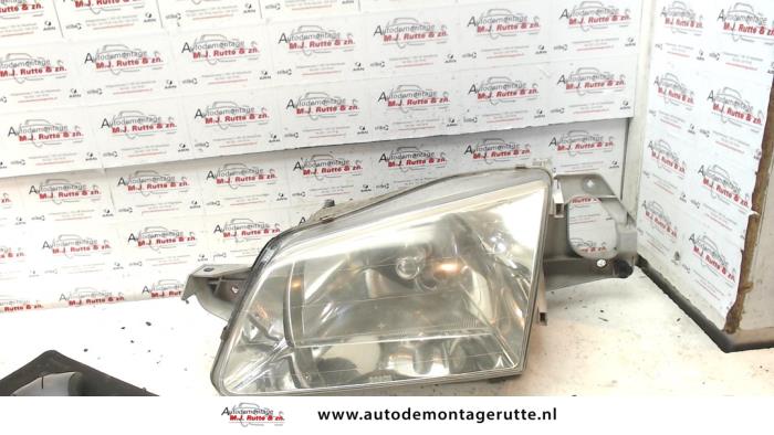 Gebruikte Linker Koplamp Mazda 323F O72302