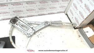 O77573 Gebruikte ruitmechaniek 2deurs links-voor Opel Combo