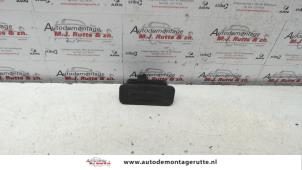 O90555 Gebruikte schakelaar achterklep Renault Scenic