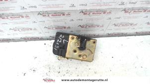 O82510 Gebruikte deurslot mechaniek 2deurs links Peugeot Partner