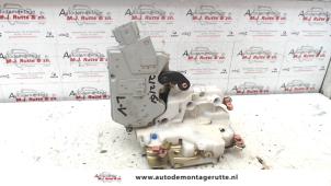 O83027 Gebruikte deurslot mechaniek 4deurs links-voor Nissan Primera