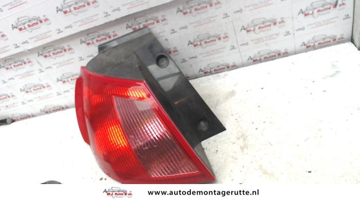 Achterlicht links van een Mitsubishi Colt (Z2/Z3) 1.1 12V 2005