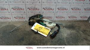 O83058 Gebruikte slotmechaniek portier 4deurs links-voor Kia Sorento